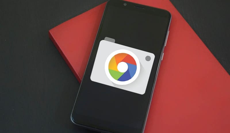 Google Camera é atualizado para versão 7.2 e ganha dois novos recursos Foto de um smartphone com o logo da Google Camera cobrindo toda a tela.