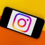 Foto de um smartphone com o logo do Instagram cobrindo toda sua tela.