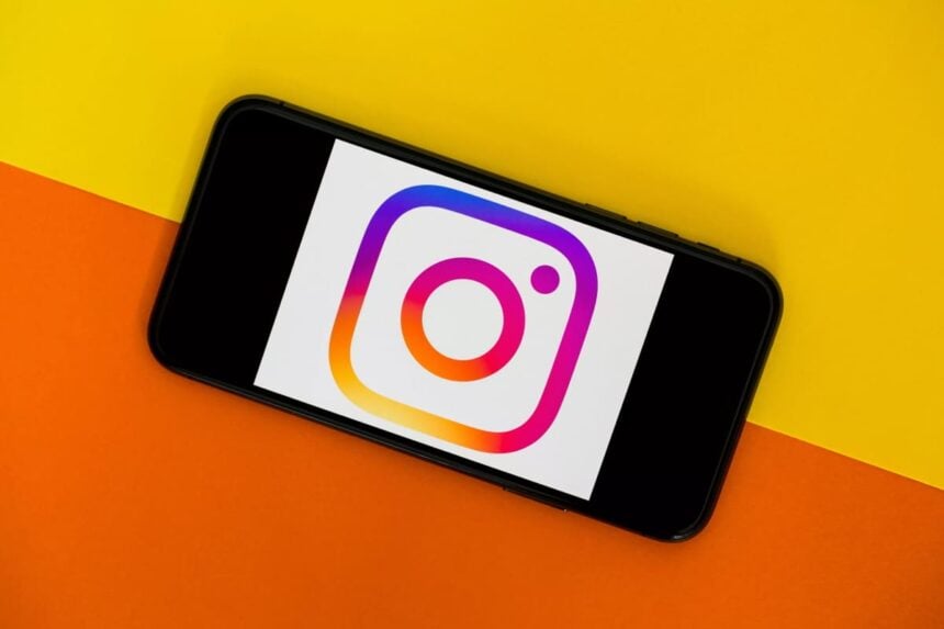 Foto de um smartphone com o logo do Instagram cobrindo toda sua tela.