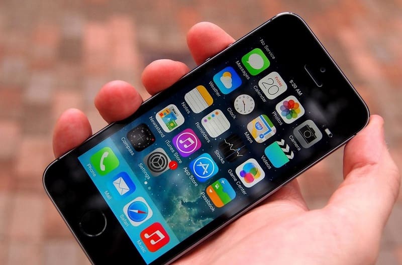 iPhone 5 pode deixar de funcionar corretamente no dia 3 de novembro Apple iPhone 5 preto sendo segurado na diagonal.