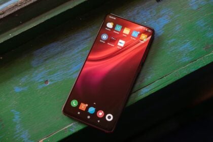Redmi K20 Pro com a tela ligada.