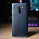 Foto da traseira do Pocophone F1.