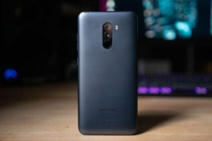 Foto da traseira do Pocophone F1.