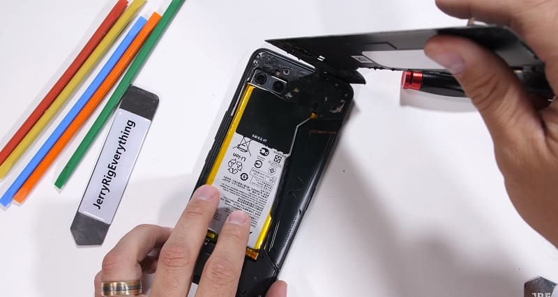 ASUS ROG Phone 2 passa por desmonte e exibe sua enorme bateria ROG Phone 2 desmonte revela enorme bateria.