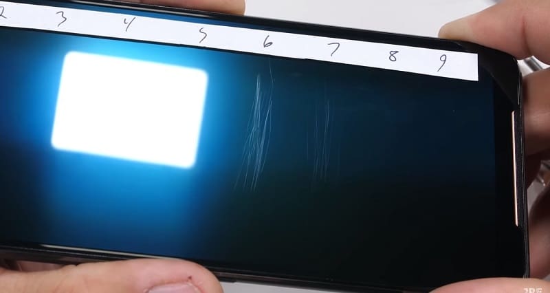 ASUS ROG Phone 2 passa por teste de resistência à arranhões e fogo ASUS ROG Phone 2 teste de arranhões na tela.