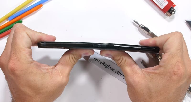 ASUS ROG Phone 2 passa por teste de resistência à arranhões e fogo ROG Phone 2 teste de curvatura.