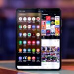 Galaxy Fold aberto, em pé.