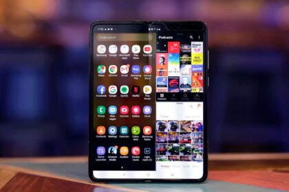 Galaxy Fold aberto, em pé.