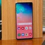 Foto da parte frontal do Galaxy S10.