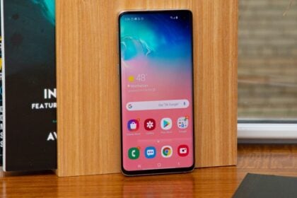 Foto da parte frontal do Galaxy S10.