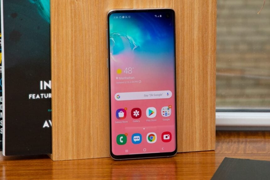Foto da parte frontal do Galaxy S10.