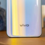Parte inferior traseira de um smarphone da fabricante Vivo, focando no logo.