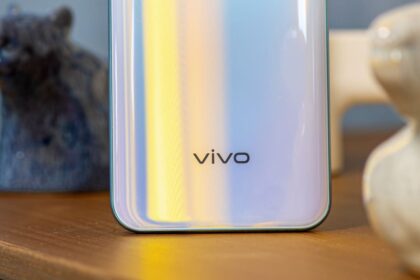 Parte inferior traseira de um smarphone da fabricante Vivo, focando no logo.