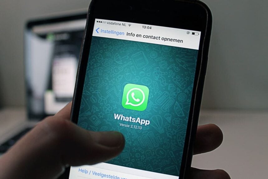 WhatsApp usado no smartphone.