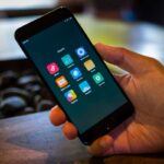 Xiaomi Mi 6 com a tela ligada.