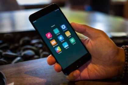 Xiaomi Mi 6 com a tela ligada.