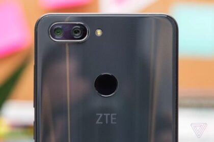 ZTE registra patente de entalhe giratório para smartphone.