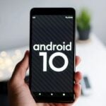 Smartphone com o logo do Android 10 cobrindo a tela.