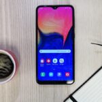 Galaxy A10 com a tela ligada virada para cima.