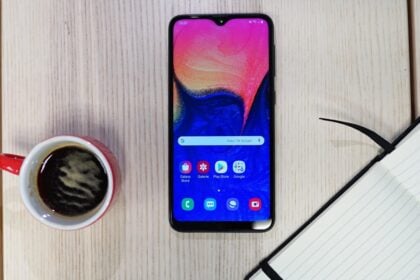 Galaxy A10 com a tela ligada virada para cima.