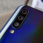 Câmeras traseiras de um Galaxy A50 azul.
