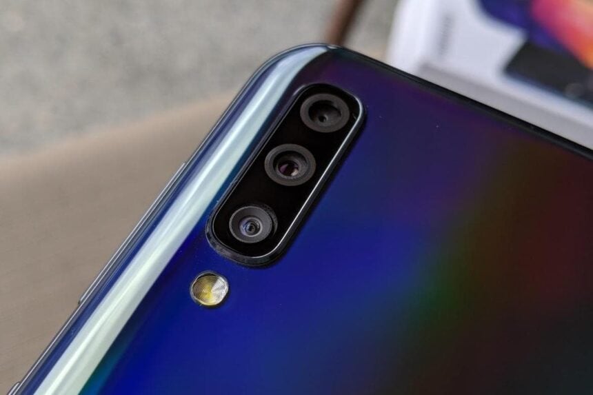 Câmeras traseiras de um Galaxy A50 azul.