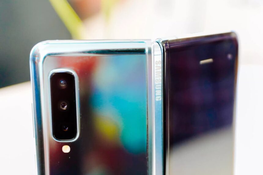 Foto da parte traseira do Galaxy Fold aberto.