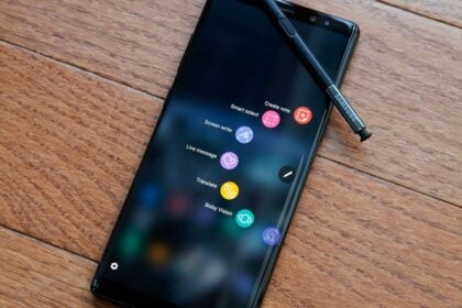Galaxy Note 9 com tela ligada e a S-Pen sobre ele.