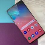 Galaxy S10 com a tela ligada.