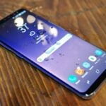 Galaxy S8 com a tela ligada coberta com algumas gotas de água.