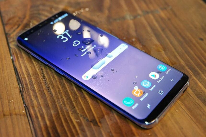Galaxy S8 com a tela ligada coberta com algumas gotas de água.
