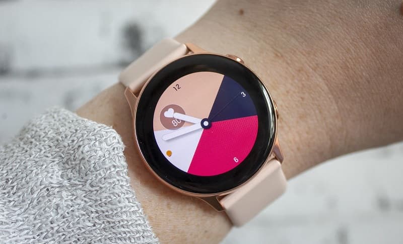 Foto do Samsung Galaxy Watch Active 2 no pulso.