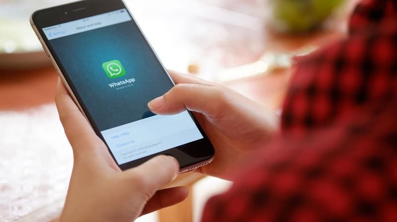 WhatsApp: Hackers usam arquivos MP4 no app para invadir celulares Foto de pessoa usando o WhatsApp.