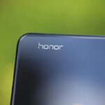 Foto da traseira de um smartphone Honor, focando no logo.