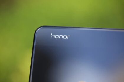 Foto da traseira de um smartphone Honor, focando no logo.