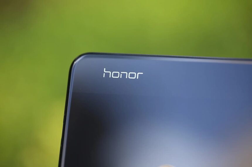 Foto da traseira de um smartphone Honor, focando no logo.