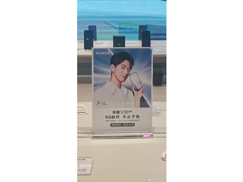 Honor V30: Vazamento revela processador e preço do smartphone Foto tirada de um cartaz de divulgação do Honor V30 em Pequim, revelando seu preço de lançamento.