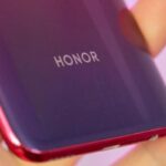 Traseira de um smartphone Honor.