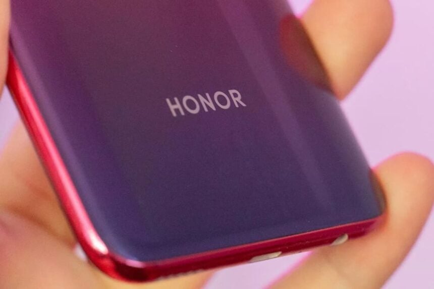 Traseira de um smartphone Honor.