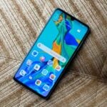 Huawei P30 com a tela ligada, posicionado na diagonal.