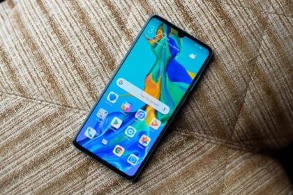 Huawei P30 com a tela ligada, posicionado na diagonal.