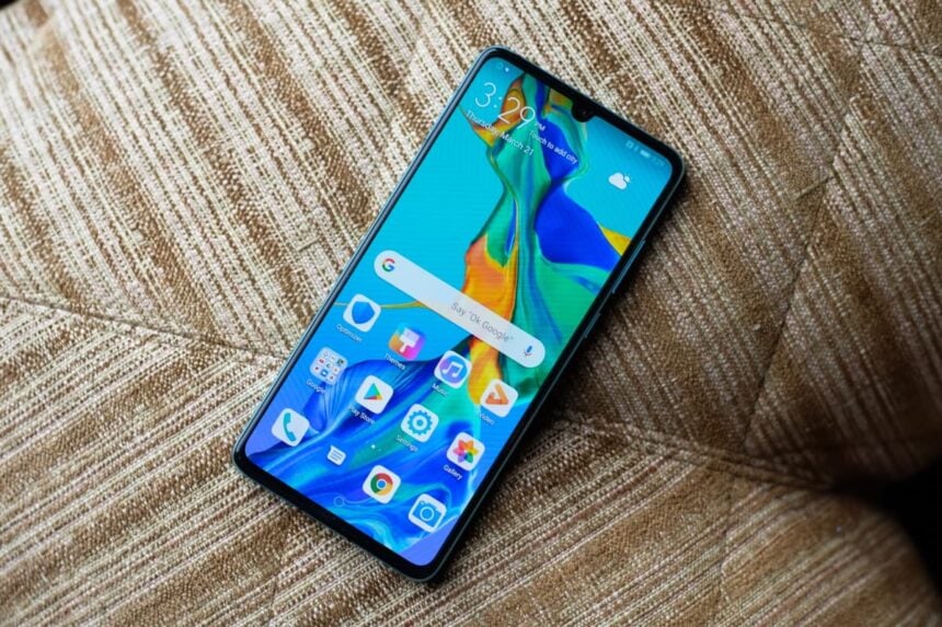 Huawei P30 com a tela ligada, posicionado na diagonal.
