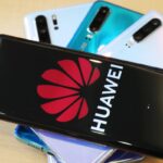 Smartphones Huawei empilhados, o último com o logo da marca na tela.