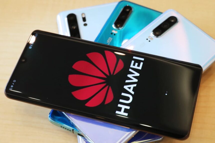 Smartphones Huawei empilhados, o último com o logo da marca na tela.