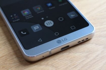 Imagem ilustrativa do logo da LG em um smartphone.