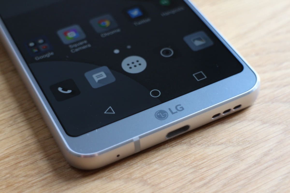 Imagem ilustrativa do logo da LG em um smartphone.