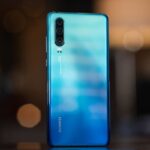 Huawei P30 na cor azul.