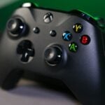Controle preto do Xbox One.