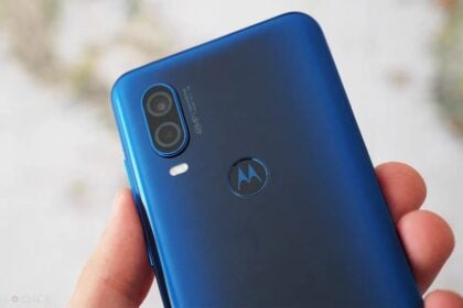 Imagem de smartphone Motorola na cor azul.