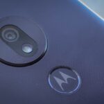 Imagem da traseira de um smartphone motorola, focando na câmera e no logo.